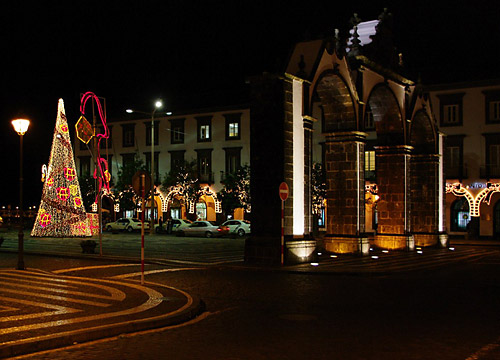 Weihnachtsbeleuchtung am alten Stadttor von Ponta Delgada