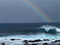 Regenbogen und Brandung