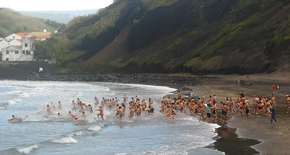 Neujahrsbaden am Porto Pim Strand auf Faial