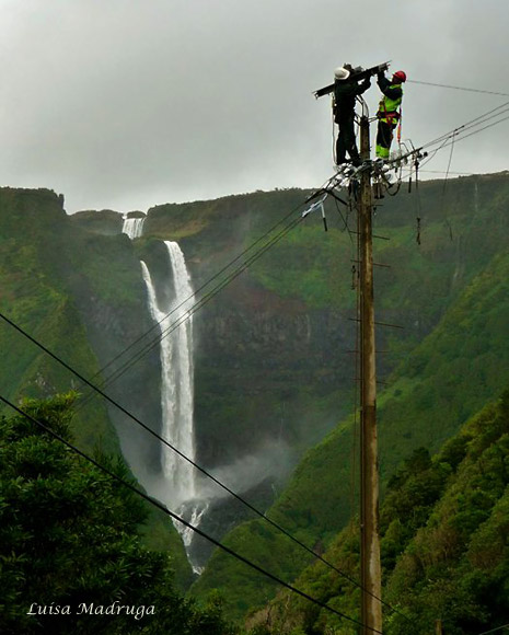 Arbeiten vor der Kulisse der Ribeira Grande bei Fajãzinha