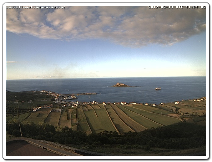 Blick auf Praia (São Mateus) und das Inselchen Ilhéu da Praia