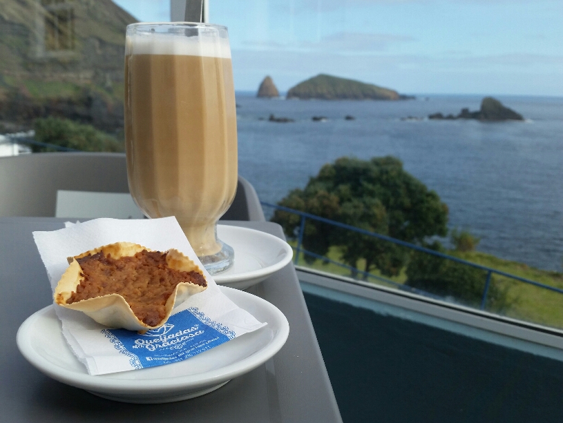 Blick auf die Küste bei Cafe und Süßem