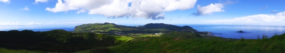 Blick von Graciosas Kraterrand auf die Insel