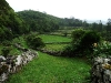 Wandern zwischen Steinmauern